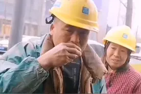 夫妻俩下班后路过卖酒小摊，丈夫买酒，妻子站在身后温柔的看着…#幸福 #感人一幕 #夫妻视频封面