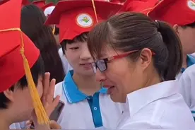 毕业典礼上，班主任含泪拥抱送别学生。#又是一年毕业季 #师恩难忘 #毕业季谁最舍不得你 #我们毕业啦视频封面