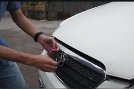 打开引擎盖很简单？这种错误做法很危险，但经常有司机犯错