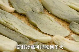 在农村夏天黄瓜多的吃不完，摘了满满一篮子，做成脆黄瓜皮，密封保存可以吃到冬天 #抖音美食创作人#夏天开始的瞬间 