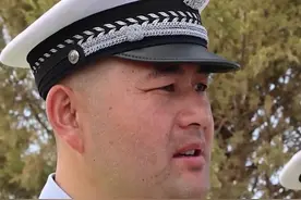 #doudredm创作者计划   #政媒原创作者联盟 老赵的香蕉皮仍的真准，下一秒立马悲剧了！ @四十兄弟