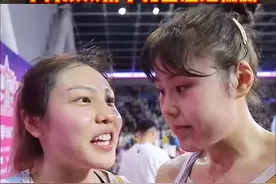张茹和李月汝也太可爱了吧 #dou来为中国篮球加油 #中国女篮 #抖音篮球季 #女篮姑娘太棒了