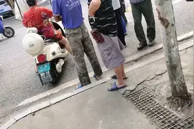 交警查、所有电动车牌照，车保险没办的，一律拖走视频封面