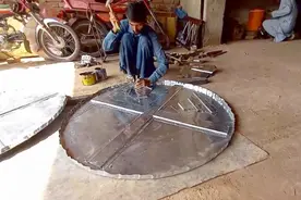 巴基斯坦小作坊，用白铁皮手工制作储粮罐，手艺精湛！#手工视频封面