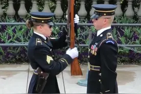 阿灵顿国家公墓，哨兵换岗验枪，充满美感与虔诚，为军人致敬视频封面