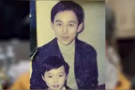 #张艺兴晒童年照为何炅庆生 何炅搂着年幼的张艺兴，何炅老师还是年轻摸样，张艺兴面庞青涩稚嫩，两位的感情好棒视频封面