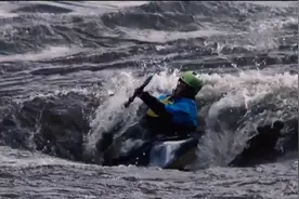 游泳被漩涡卷进去，如何自救？