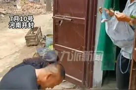 7月10日，河南开封，爸爸73岁生日，女儿跪地送上鱼肉小葱，寓意着爸爸健康长寿。