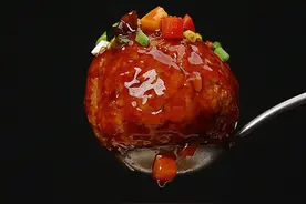 很多人做狮子头，不是又老又柴，就是一夺就散！学会这个方法，全家都夸你是大厨！#四川红烧狮子头 