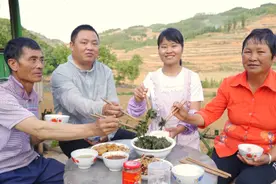 用白开水煮姨妈菜，再炒个嫩竹笋肉沫，荤素搭配这样吃才爽口