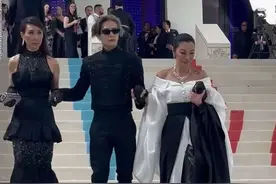 #王嘉尔 与#杨紫琼、何超凤牵手走下红毯，豪门姐弟同框get✅ #2023年metgala #metgala #VOGUE直击MetGala视频封面