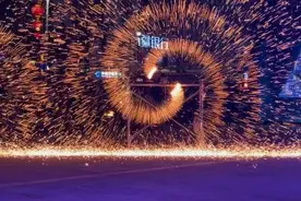 非遗绝技——打铁花 铁熔炉，化灼铁水，滚滚烈焰 举目去视频封面