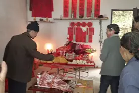 定亲风俗敬酒。说四句