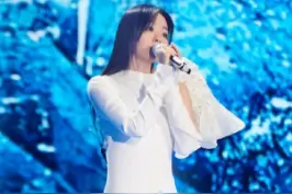 
张靓颖中秋电影音乐晚会演唱《最可爱的人》，向抗美援朝战争中牺牲的英雄致敬。“如今山河无恙，如你们所想。”共赏此时盛世，共同致敬最可爱的人！