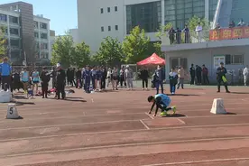 丹东市运会小学组五年级男子400米冠军 (1:03)   (忽略我的大嗓门视频封面