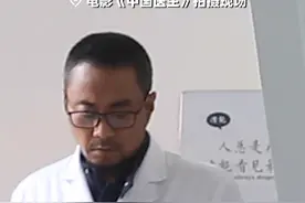 身患渐冻症，但依旧刚强！请记住他的名字：张定宇！#电影中国医生 #张涵予饰演张定宇 