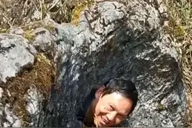 男子在景区游玩卡石头缝内视频封面