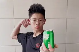 全网最酷初中生，纸牌切爆易拉罐！太厉害了#易拉罐 #力量训练 #飞牌切水果视频封面