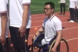 轮椅少年坚持参加军训，他说：只要意志坚定，没有什么可以阻止我们成功！ #残疾#身残志坚 视频封面