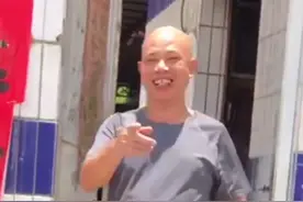 孙子被偷偷送回老家，一脸严肃的爷爷看到后瞬间乐开了花，网友：这就是爱的变脸吧视频封面