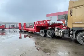 山东鸿盛低平板半挂车，18米长3.15米宽，6轴大件运输半挂车