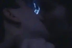 女子在电影院看电影没想到遇见后面一对小情侣疯狂亲吻，结局亮了