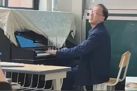 #走错教室的音乐老师为同学们弹儿歌 #音乐 #老师日常