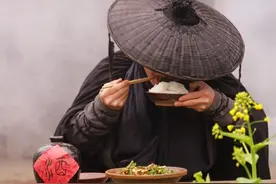 小伙变身大侠，居然这样拌野葱，就是最后吃饭有点~ #武侠  #美食趣胃计划视频封面