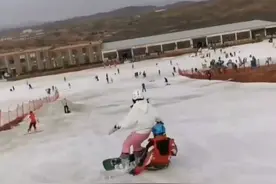 女子滑雪被绊倒在男子怀中 网友：找到脱单的办法了#滑雪视频封面