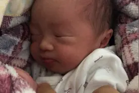 刚出生一天的宝宝，连睡觉💤手习惯放脸上都遗传到🤔视频封面