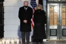 600012！美国新冠死亡数超一战二战越战总和视频封面