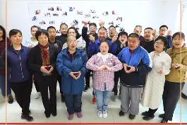 #30位残疾孩子给妈妈过母亲节 北京市3家残疾人温馨家园开展了《你好，李焕英》公益观影活动视频封面