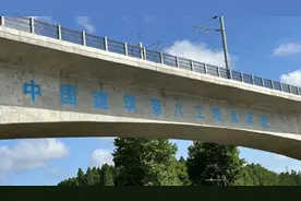 山东莱芜高铁被举报偷工减料，承包方中建八局曾拖欠工资拒不改正视频封面