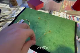 美女花299从直播间抢了条黄金套链，要验一下真假，看看可捡到漏