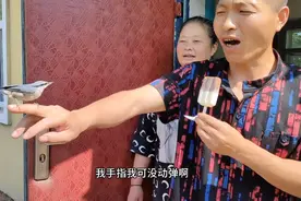 突然一只小鸟飞进屋里了，落到小刚手上说啥都不走了，老可爱，视频封面