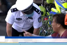 过马路才走一半，绿灯变红被车撞。@抖音短视频  视频封面