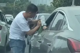 5月13日，河南郑州，小伙街头给司机擦鞋推销产品，引发争议，网友直呼很励志视频封面