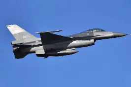 台军4架F-16凌晨秘密飞往美国 抹去涂装却忘了“静音”视频封面