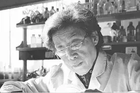 巨星陨落！武大校徽上的毛体字是写给她的