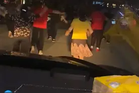 9月19日，四川眉山，停车场过道被大妈霸占，后方车辆狂按喇叭，大妈依旧沉醉在舞蹈中视频封面