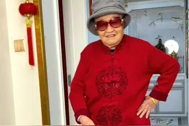 97岁的老娘我在家陪伴她，模特 步走成这样，真是独一无二 ，能看出来吧，为老娘鼓掌，#祝福天下老人健康长寿 #关注我每天分享精彩段子视频封面