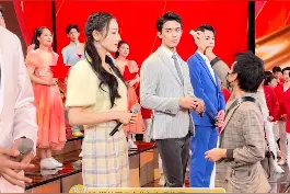 #吴磊看迪丽热巴眼神  #迪丽热巴吴磊同框 迪丽热巴吴磊央视五四晚会同框有，歌隼cp又合体了，你期待吗视频封面