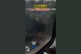 女子高铁偶遇萌娃，拿奶瓶换奥利奥，网友：吃饭的家伙都给你了#社会百态视频封面