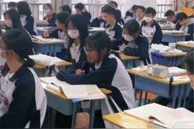 语文课代表唱英文课，一开口惊艳全场#校园 #学生时代视频封面