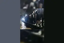 【“水已没过肩膀 砸窗经驾驶舱逃生”】7月20日下午，大雨导致郑州地铁5号线隧道严重积水，多位乘客被困在车厢。