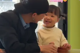 你以为就是送个礼物这么简单吗😏 #看一遍笑一遍 #宝爸带娃 #人类幼崽 #露兮粑粑 #内容启发搜索视频封面