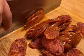 有姐妹问风干的香肠蒸煮多久能吃，我一般煮15分钟，不喜欢单独蒸，嫌浪费煤气，蒸米饭的时候直接洗两根放锅里，米饭好了肠也好了，拿出来切片就可以吃了#又到腌制腊货的时候了 #有了腊味才有真正的年味