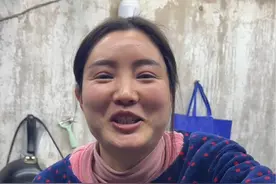 路边摊上卖的火爆的鸡锁骨，在家也可以做，做法简单 真的是好吃到舔手指，薇薇今天买了10斤生的，二块一斤……#婆媳关系 #农村美食 #生活vlog #鸡锁骨 #记录真实生活视频封面