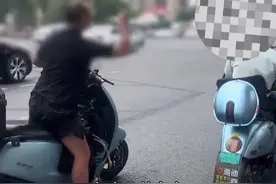 黑衣大哥当街骂骑车老人，看到后来网友说骂轻了视频封面