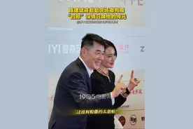 #陈建斌蒋勤勤现场撒狗粮 陈建斌在#北影节红毯后台 听到蒋勤勤跟着《独一无二》剧组采访，隔着十米远叫老婆，现场撒狗粮#北影节开幕式红毯视频封面